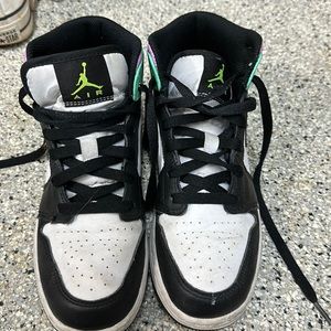 Nike mid youth 6 or women 5.6/6